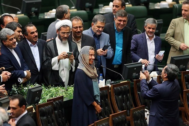 سلفی با فرهنگ ناپسند/ عکس‌العمل «یهویی» برخی نمایندگان در مجلس