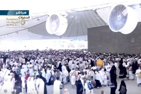 ادای رمی جمره عقبه از سوی زائران بیت الله الحرام در روز عید قربان + عکس