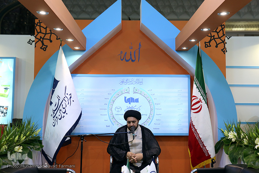 طنین تلاوت اذانگاهی قرآن در دومین شب نمایشگاه مطبوعات طنین تلاوت اذانگاهی قرآن در دومین شب نمایشگاه مطبوعات