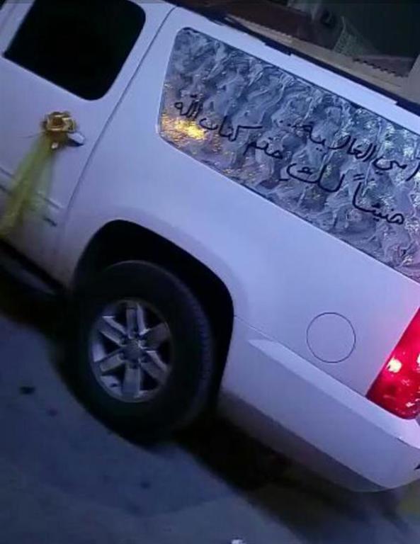 گل‌آرایی خودرو به پاسداشت مادر حافظ قرآن+ عکس