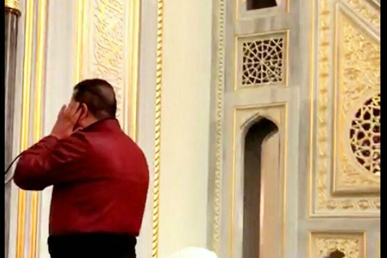 طنین اذان &laquo;پیام عزیزی&raquo; در نماز جمعه مسکو+ فیلم
