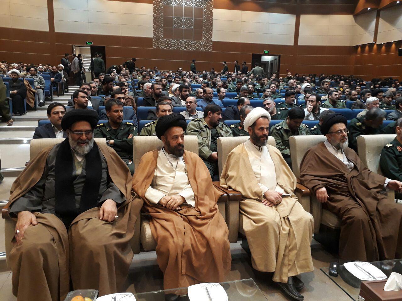 دشمن آرام نمی‌گیرد مگر با تهی کردن دنیا از آثار انقلاب اسلامی