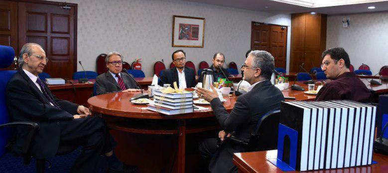 اهدای منابع تفسیری شیعی به مرکز مطالعات مالزی