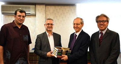 اهدای منابع تفسیری شیعی به مرکز مطالعات مالزی