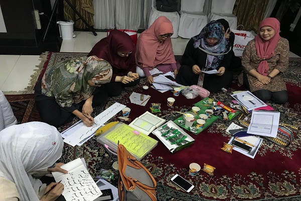 آموزش خوشنویسی سوره &laquo;حمد&raquo; در فیلیپین+عکس