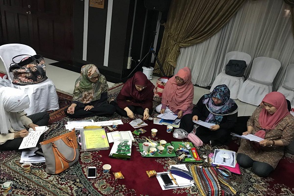 آموزش خوشنویسی سوره &laquo;حمد&raquo; در فیلیپین+عکس