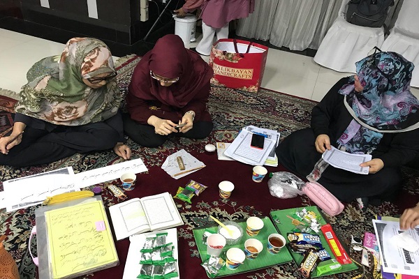 آموزش خوشنویسی سوره &laquo;حمد&raquo; در فیلیپین+عکس