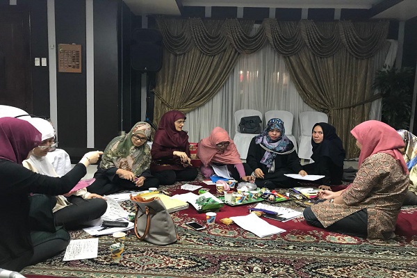 آموزش خوشنویسی سوره &laquo;حمد&raquo; در فیلیپین+عکس