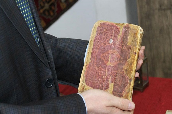 استقبال از نمایش نسخه قدیمی قرآن در ترکیه / در حال تکنمیل