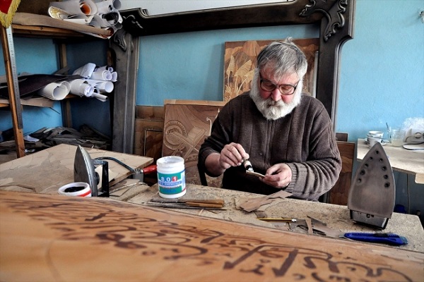 علاقه هنرمند روس به معرق کاری آیات قرآن+عکس / در حال تکمیل