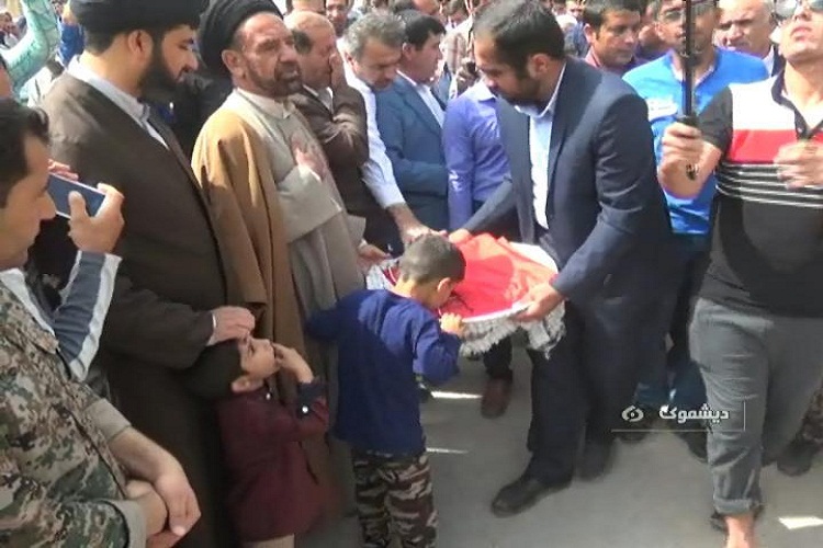 استقبال مردم دیشموک از پرچم اباالفضل عباس (ع) و حضرت زینب (س)