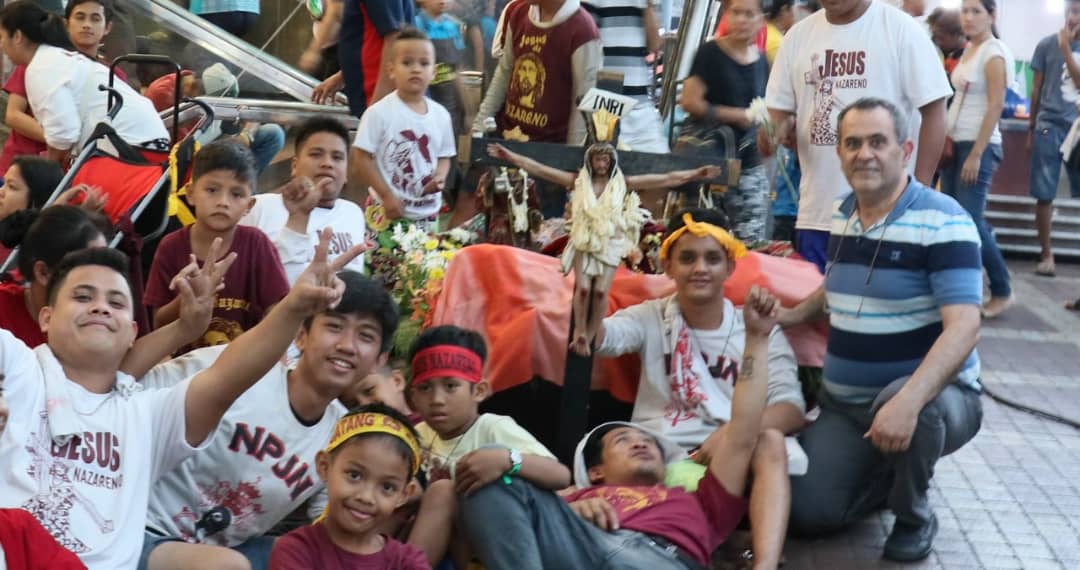 تبرک جستن در مراسم مسیحیان فیلیپین+دانلود