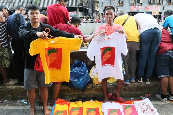 تبرک جستن در مراسم مسیحیان فیلیپین+دانلود