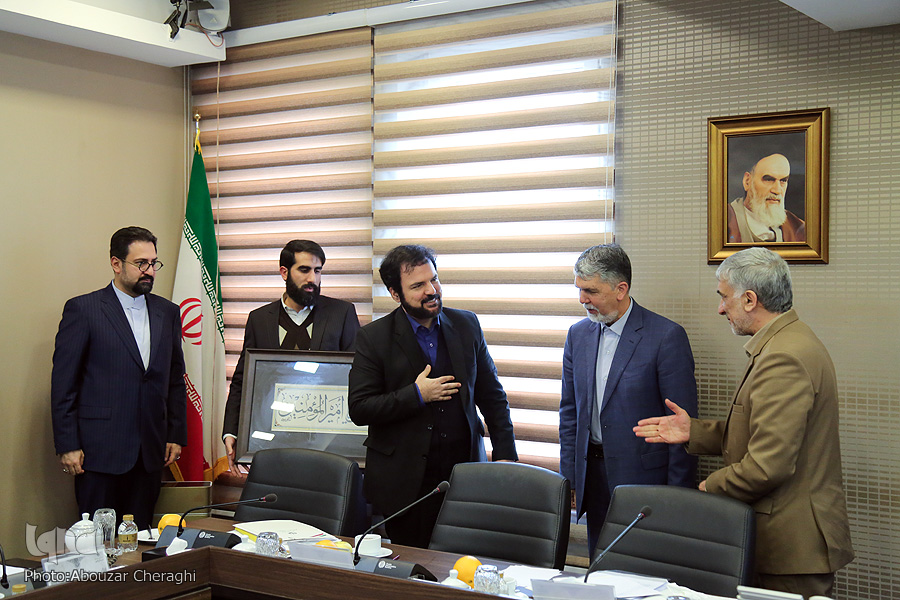 تجلیل از مدیر سابق شبکه قرآن در جلسه کمیسیون تبلیغ و ترویج تجلیل از مدیر سابق شبکه قرآن در جلسه کمیسیون تبلیغ و ترویج