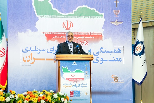 پیروان ادیان در دستاوردهای انقلاب سهیم هستند