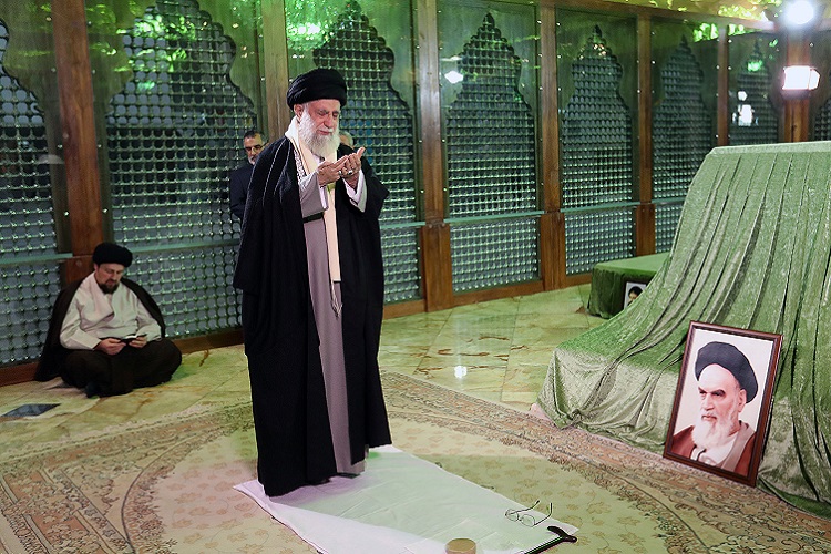 رهبر معظم انقلاب اسلامی در مرقد امام خمینی(ره) و گلزار شهدا حضور یافتند
