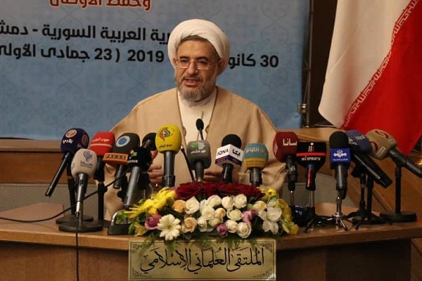 جبهه مقاومت در برابر دشمنان عزت اسلامی ایستاده‌ است