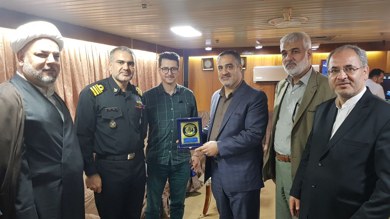 اهدای نشان ناو جنگی به مدیر رادیو قرآن/ محفل قرآنی در جمع خانواده پرسنل نیروی دریایی