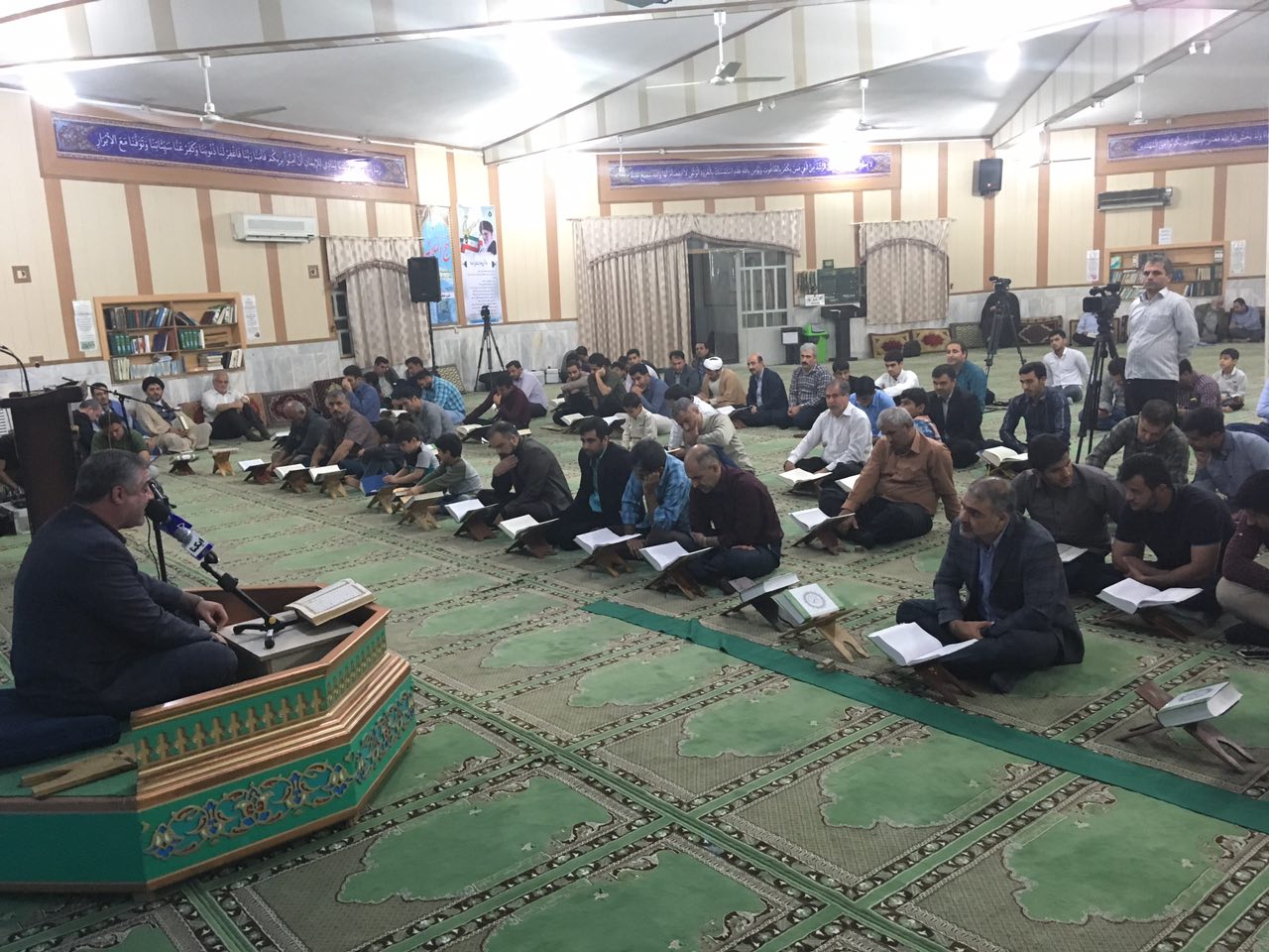 اهدای نشان ناو جنگی به مدیر رادیو قرآن/ محفل قرآنی در جمع خانواده پرسنل نیروی دریایی