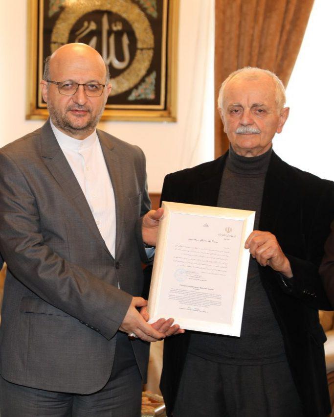 تقدیر از خبرنگار رویدادهای انقلاب در بوسنی+عکس