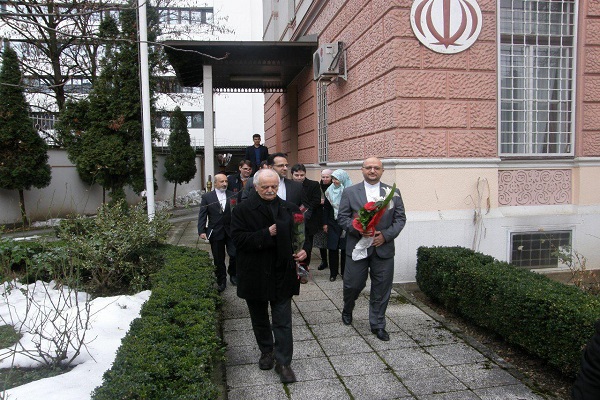 تقدیر از خبرنگار رویدادهای انقلاب در بوسنی+عکس