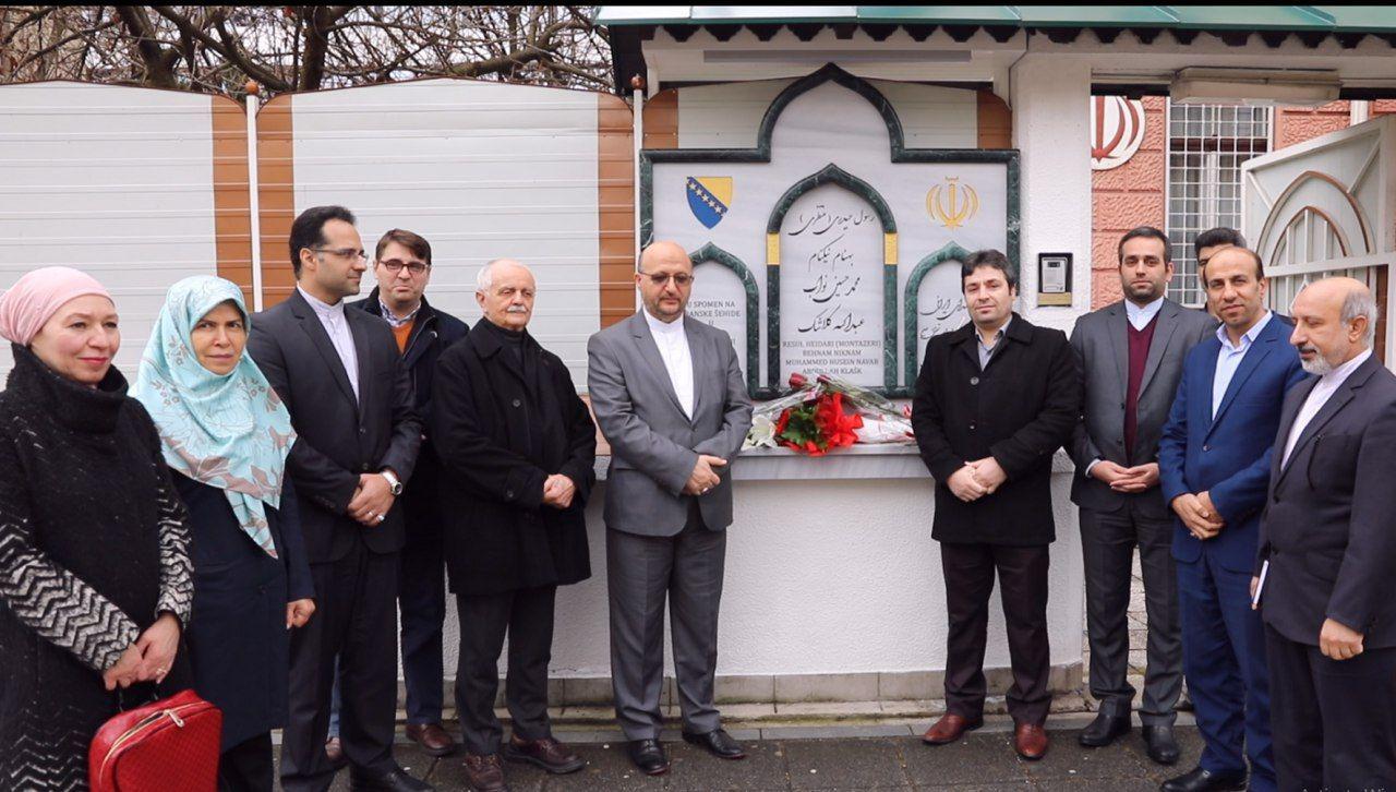 تقدیر از خبرنگار رویدادهای انقلاب در بوسنی+عکس تقدیر از خبرنگار رویدادهای انقلاب در بوسنی+عکس