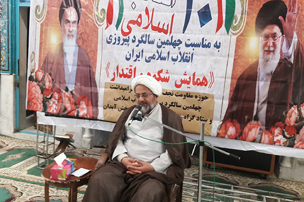 مسیر انقلاب را با صلابت ادامه دهیم