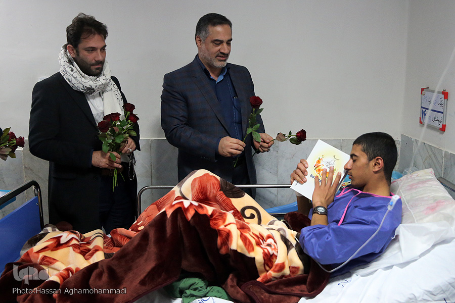 اعضای کاروان قرآنی انقلاب به عیادت بیماران بیمارستانی در بیرجند رفتند