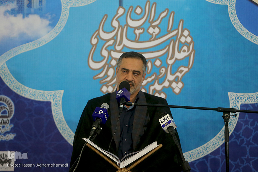 می‌خواهیم مردم را جذب قرآن کنیم اما خودمان مجذوب چه هستیم