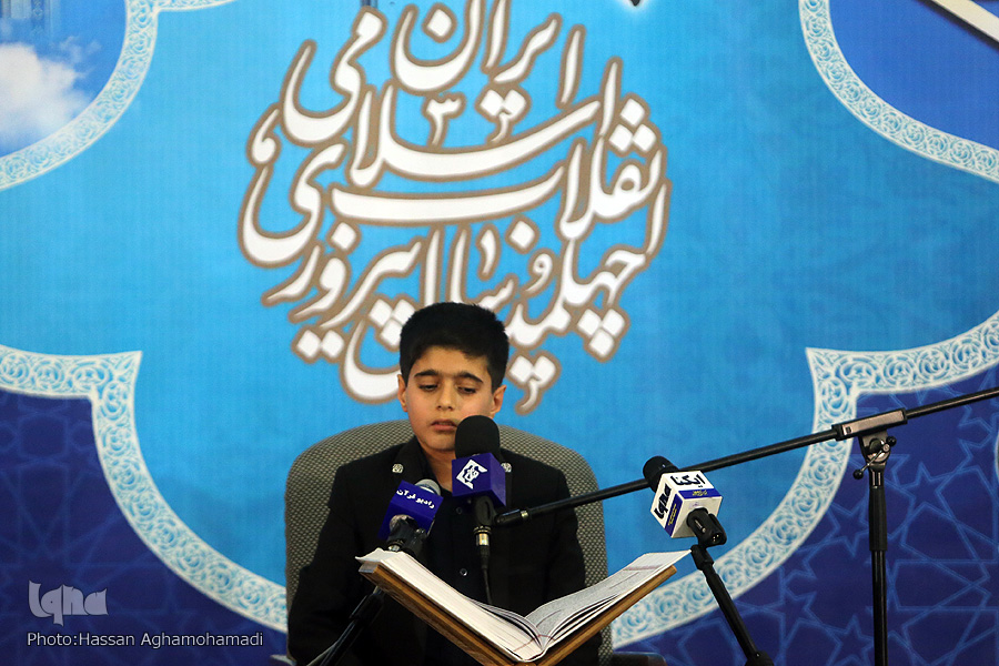 صوت/ تلاوت قراء کاروان انقلاب بر مزار شهید حسن دانش صوت/ تلاوت قراء کاروان انقلاب بر مزار شهید حسن دانش