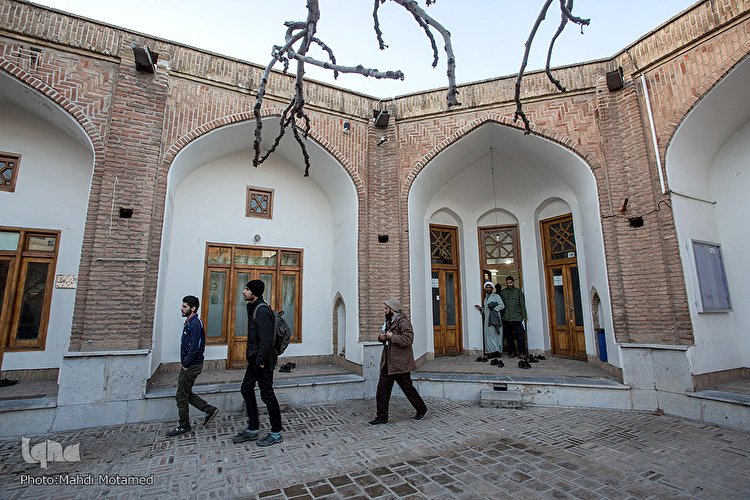 گذری در مدرسه «التفاتیه» قزوین