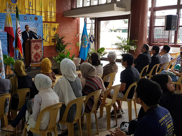 نمایش مناجاتنامه امام علی(ع) در دانشگاه فیلیپین نمایش مناجاتنامه امام علی(ع) در دانشگاه فیلیپین