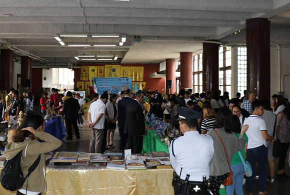 نمایش مناجاتنامه امام علی(ع) در دانشگاه فیلیپین نمایش مناجاتنامه امام علی(ع) در دانشگاه فیلیپین