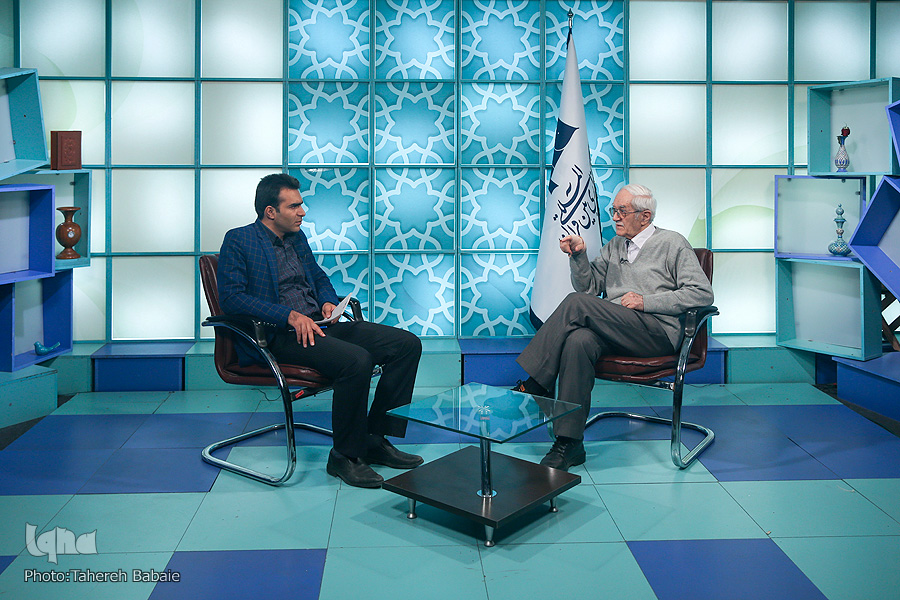 عوارض دلار ارزانقیمت برای تولید ملی/ حمایت از کالای ایرانی با منافع مدیران در تضاد است عوارض دلار ارزانقیمت برای تولید ملی/ حمایت از کالای ایرانی با منافع مدیران در تضاد است