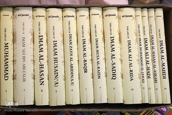 عرضه ترجمه انگلیسی کتب قرآنی و دینی در غرفه انتشارات انصاریان/ ادیت شده