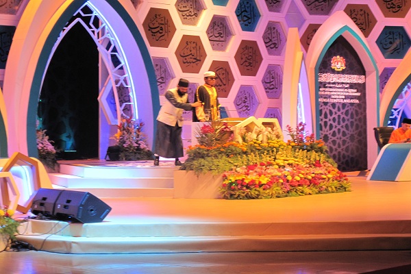 تلاوت حزن&zwnj;انگیزی که اشک حضار را درآورد / غوغای پدیده خردسال سنگالی