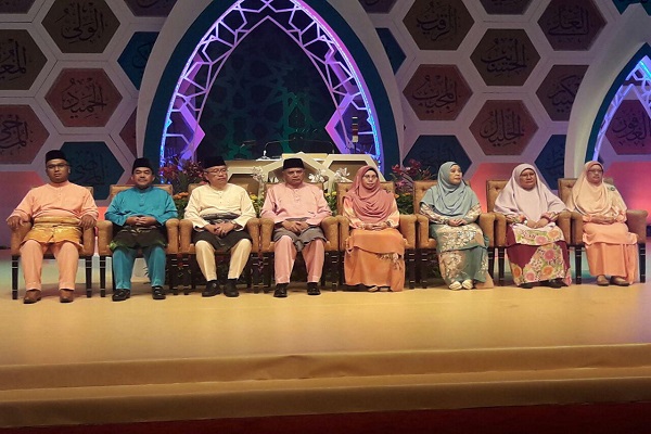 اعطای هدایای یابود به شرکت&zwnj;کنندگان مسابقات قرآن مالزی / دهقان از مدیر جاکیم نگرفت