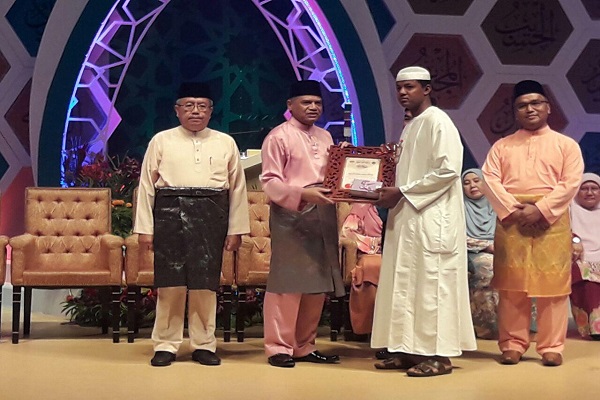 اعطای هدایای یابود به شرکت&zwnj;کنندگان مسابقات قرآن مالزی / دهقان از مدیر جاکیم نگرفت