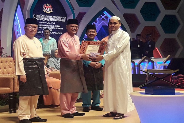 اعطای هدایای یابود به شرکت&zwnj;کنندگان مسابقات قرآن مالزی / دهقان از مدیر جاکیم نگرفت