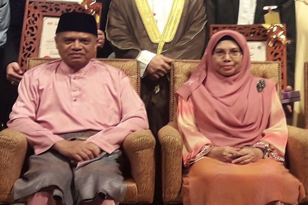 اعطای هدایای یابود به شرکت&zwnj;کنندگان مسابقات قرآن مالزی / دهقان از مدیر جاکیم نگرفت