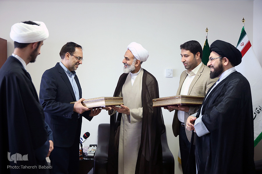 تجلیل رئیس سازمان اوقاف از «مختار دهقان»/ برگزیدگان مسابقات به فکر استعدادیابی باشند تجلیل رئیس سازمان اوقاف از «مختار دهقان»/ برگزیدگان مسابقات به فکر استعدادیابی باشند