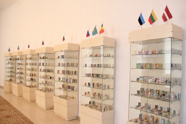 نمایش کوچک‌ترین قرآن جهان در موزه کتاب‌های کوچک در آذربایجان