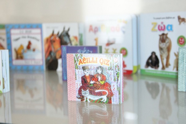 نمایش کوچک‌ترین قرآن جهان در موزه کتاب‌های کوچک در آذربایجان