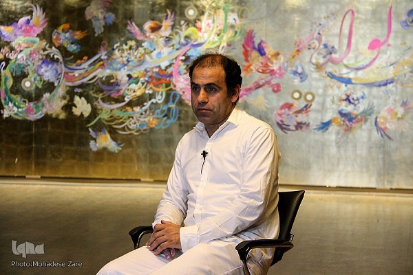 جزءنویسی قرآن با استفاده از پودر طلا در نمایشگاه قرآن مشهد