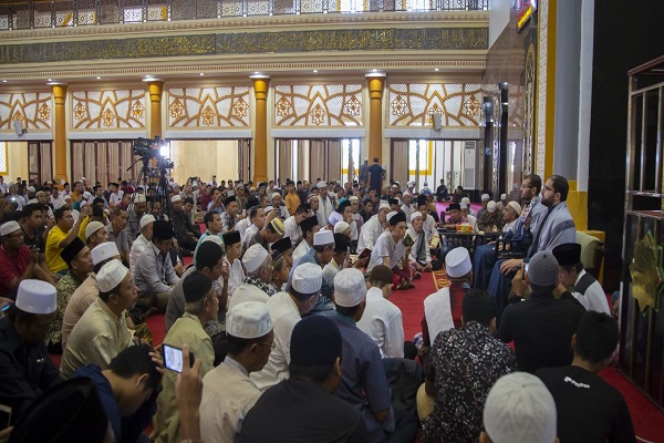 طنین تلاوت قاریان عراقی در جزیره «لومبوک» اندونزی + عکس طنین تلاوت قاریان عراقی در جزیره «لومبوک» اندونزی + عکس