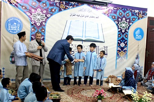 محفل انس با قرآن با حضور حافظ ایرانی در اندونزی+عکس