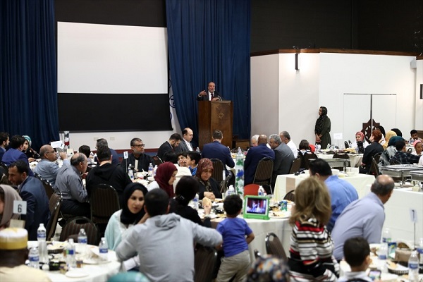 گردهمایی صدها نفر از مسلمانان شیکاگو در ضیافت افطار + عکس