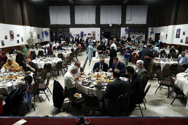 گردهمایی صدها نفر از مسلمانان شیکاگو در ضیافت افطار + عکس