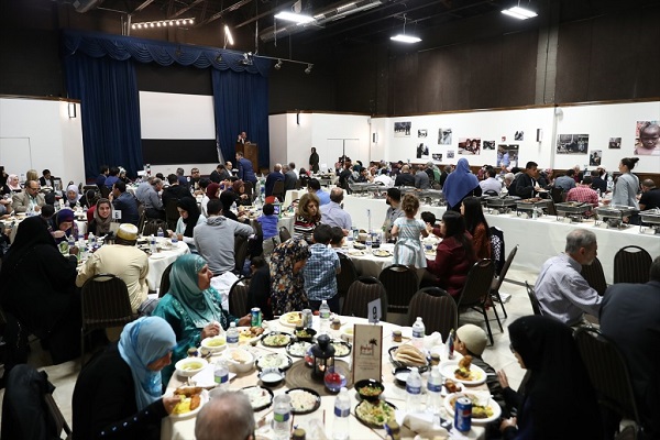 گردهمایی صدها نفر از مسلمانان شیکاگو در ضیافت افطار + عکس