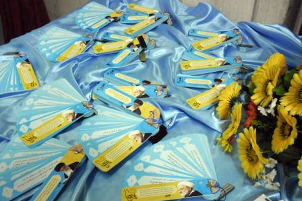 توزیع بسته های فرهنگی بین زائران امام راحل توزیع بسته های فرهنگی بین زائران امام راحل